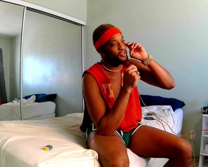 Kennie Jai: Kennie Jai trekt zich af voor een fan!