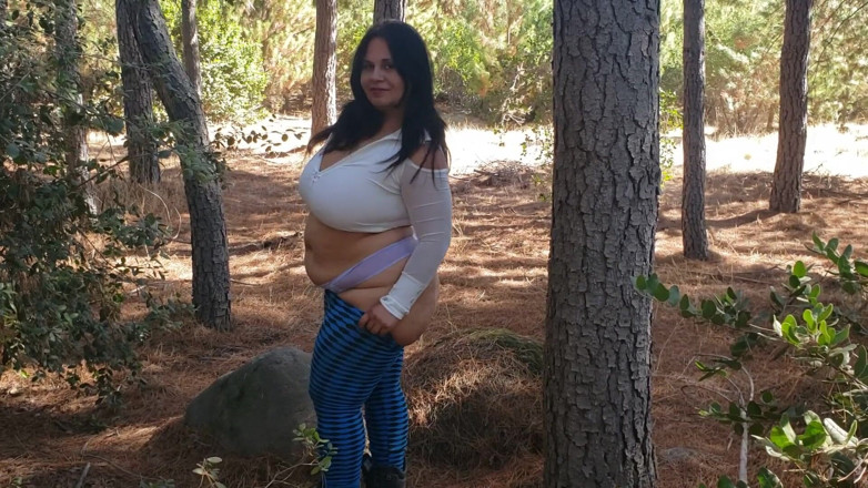 Riderqueen: Une belle-mère blanche marche dans la forêt avec un gros...