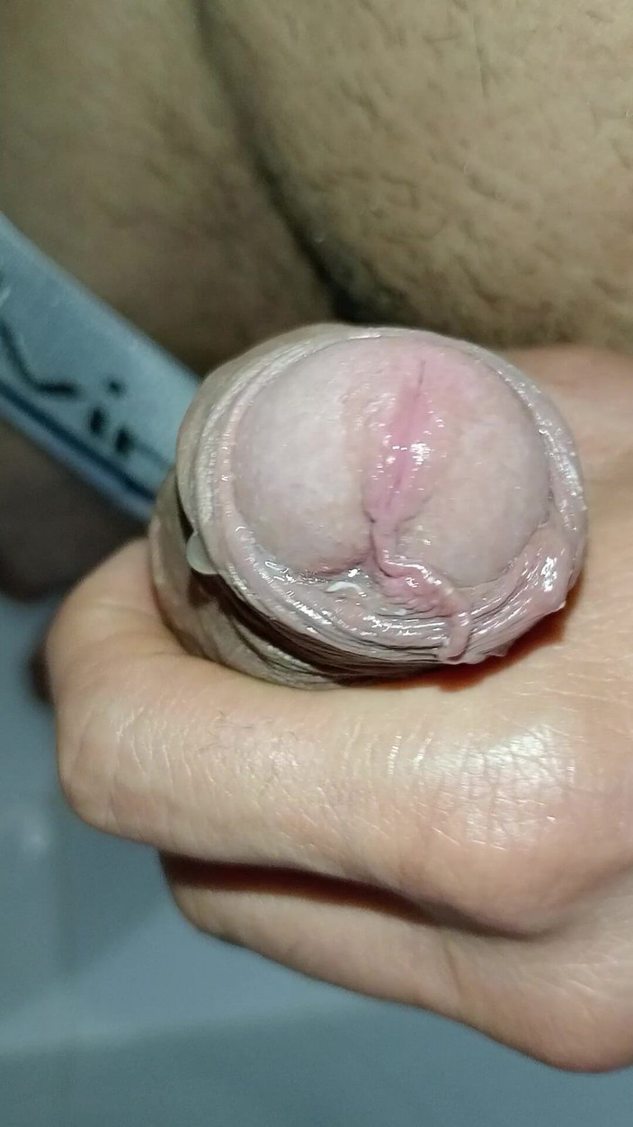 Rey rey: Pissing Desperate ve veřejné koupelně