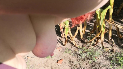 Bouncy Tits Action: Tapa um aperto nos meus peitos no campo de milho