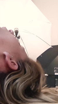 Blonda de optsprezene ani pe care am întâlnit-o la mall vrea să fie o vedetă