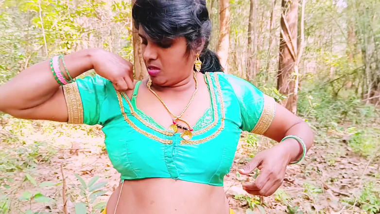 Telugu honey lips: Açık havada ormanda seks. Hintli kadın ormanda Husbend'in küçük erkek...