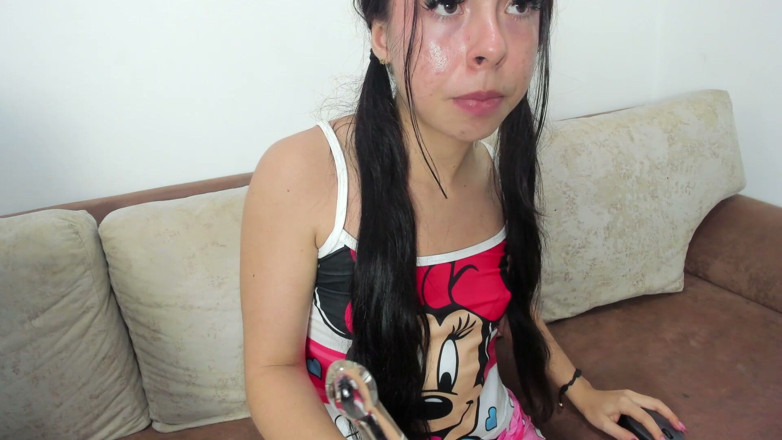 Teen amateur Latinas: Teen ngây thơ thổi kèn trên con cu mềm sau đó đút...