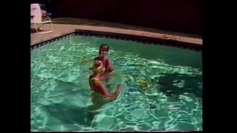 Wet Moments: Lesbiene din anii '80 în piscină