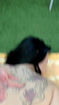 Sexy morena tatuada con gran culo es follada en primer plano