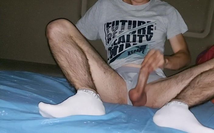 The college boy: Підліток з сірою нижньою білизною та спортивними шкарпетками мастурбує і знімає свою сперму
