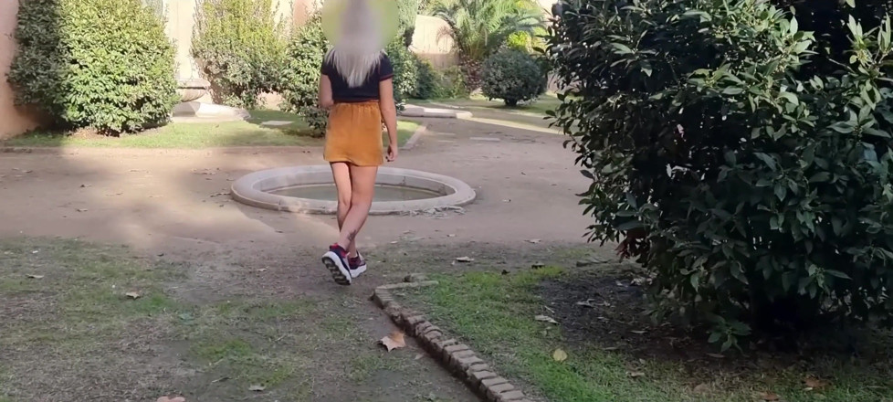 TheloveStory: Blondy geht und zeigt ihre muschi und ihren dicken arsch...