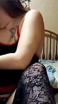 Cette MILF excitée adore se déshabiller pour une foule