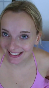 Sexy blondýnka s malými kozami a pevným zadkem sténá a sténá, když ji tvrdě šukám, dokud se nevystříkám do její kundičky
