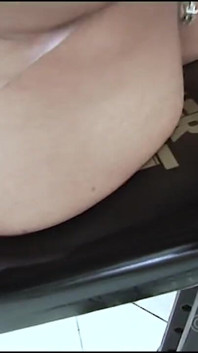 Latina Babe masturbuje v tělocvičně
