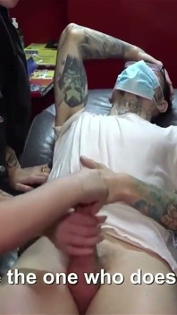 Curvele excitate au vrut un sex în trei în loc de un tatuaj!