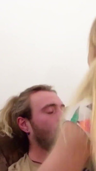 Sexy blonďatá teenagerka Carmel Anderson volá na tinder rande a zve vás na šukání