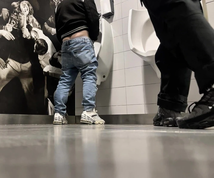 AmateurBoysPissing: 在购物中心的公共厕所的一天