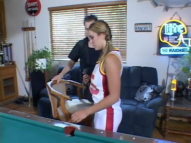 Girls Download Porn: La tettona cheerleader fa piacere ad un grosso cazzo con...