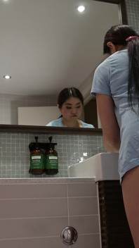 在女同性恋厕所蹲着撒尿两次