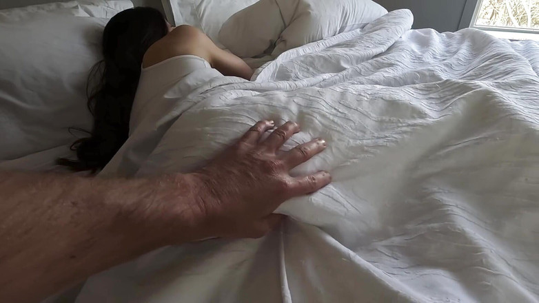 littlebuffbrunette: Membangunkan ibu tiriku di kamar hotel