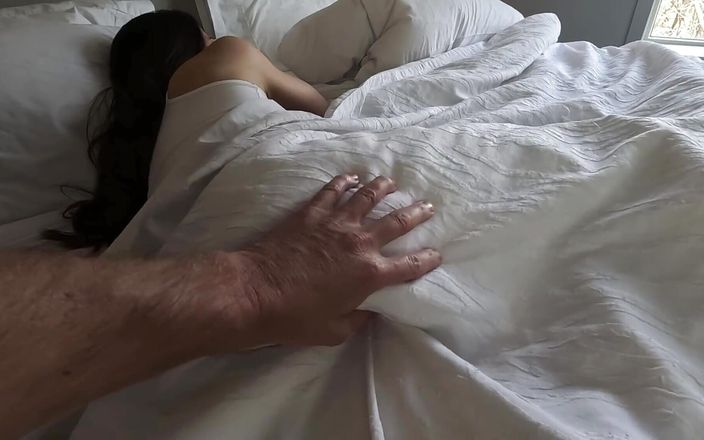 Little buff brunette: Mijn stiefmoeder wakker maken in een hotelkamer