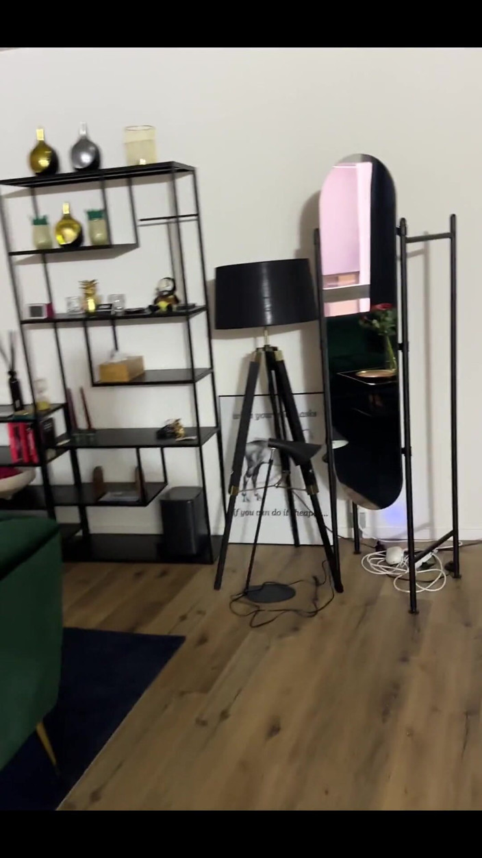 Lady Juna: Exkluzivní prohlídka pokoje My New Studio!