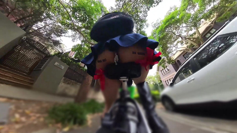 Asiansissypublic: Exhibiționist care se plimbă și călărește cu dop de fund, jartiere...