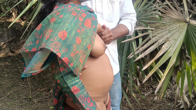 Pushpa studio: Una scopata calda all'aperto con una studentessa di college