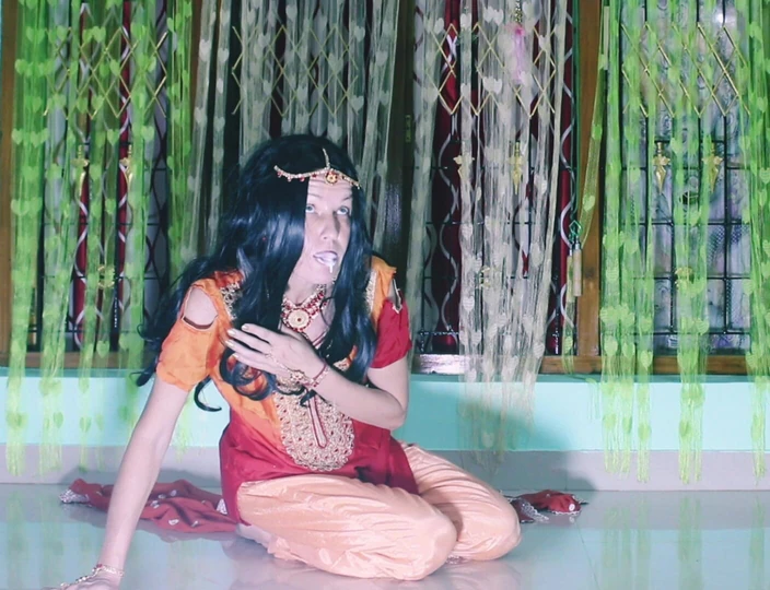 Bolly Karma: Милфа пробует большой черный член и получает полный рот спермой