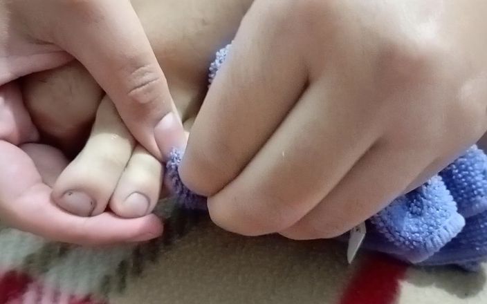 Rama: Une latina pulpeuse prend soin de ses ongles