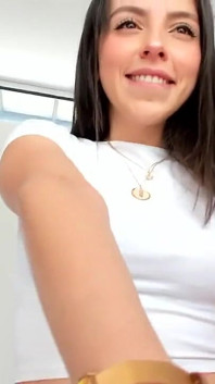 Carina colombiana magra con un viso angelico, si toglie i vestiti e mostra la sua meravigliosa figa rasata vicino alla telecamera