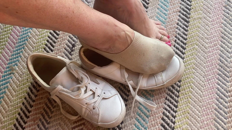 Mr MF: I piedi della signora matura con i calzini puzzolenti si...