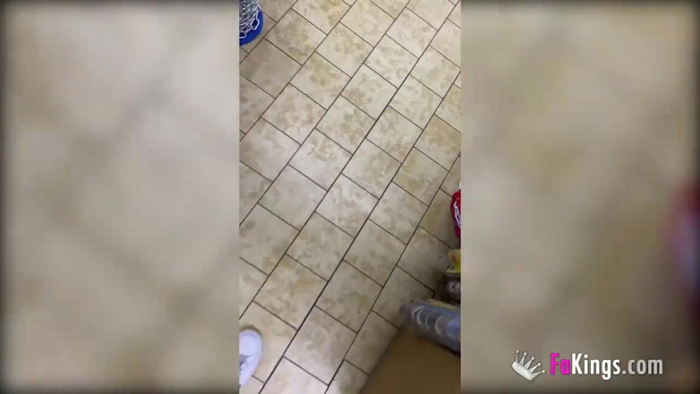 FAKings: Mladá, ale ne plachá teenagerka si užívá dávku ukazování v...