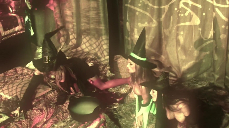 Hot Sex Party: King Of Scotland Duncan celebrates great victory
