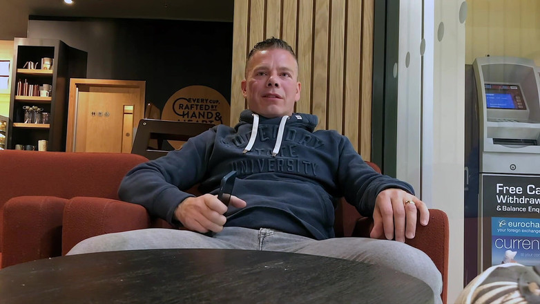 NakedFoxx: Berani Melancap Di Kedai Kopi Sibuk - Air Mani Awam Yang...