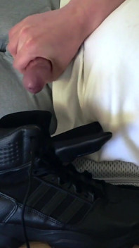 Éjaculation dans mes bottes Adidas Gsg 9