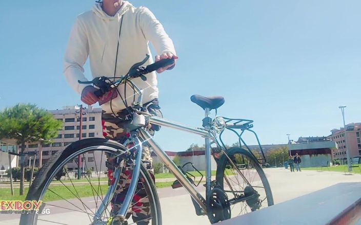 Sexi boy skinny nice: Sehr hübscher junger mann auf einem fahrrad und uriniert auf...