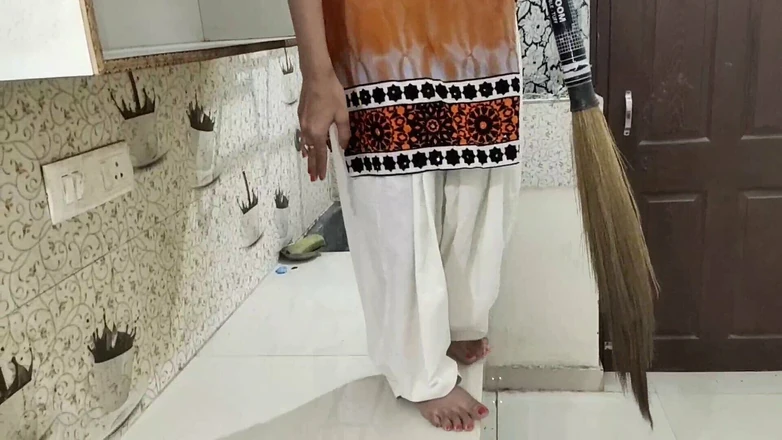 Saarabhabhi6: Man neukte Saara in de keuken terwijl iedereen thuis was