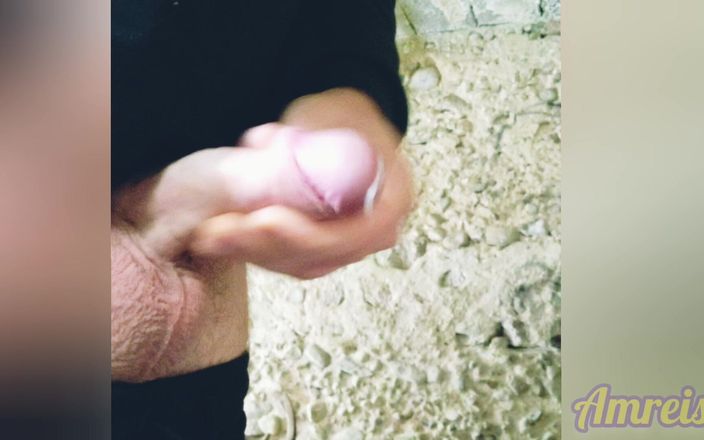Amreis: Mostró sus bolas y semen poderosamente en un edificio abandonado...