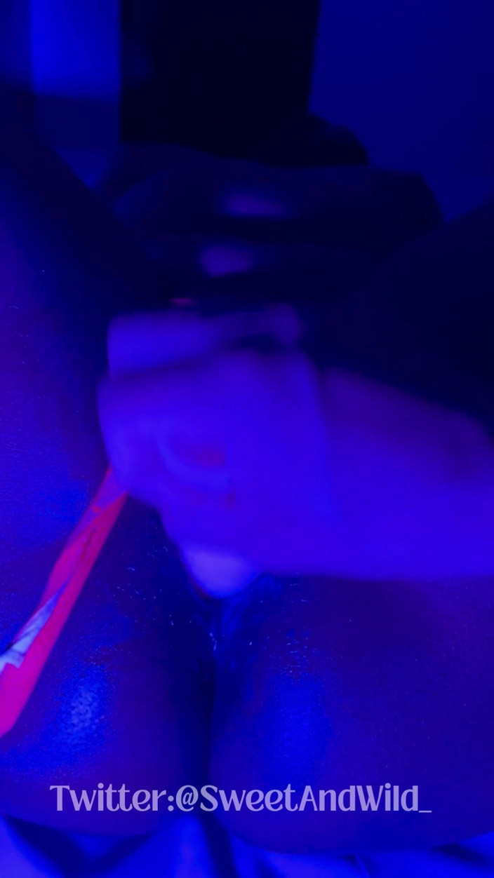 AfroLatinCouple: Zenci tanrıça neon tanga ve dildo fışkırtıyor