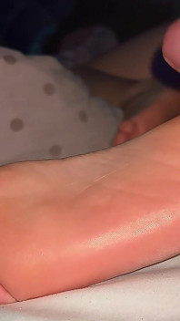 Záběr zblízka na amatérský footfetish na krásné podešve