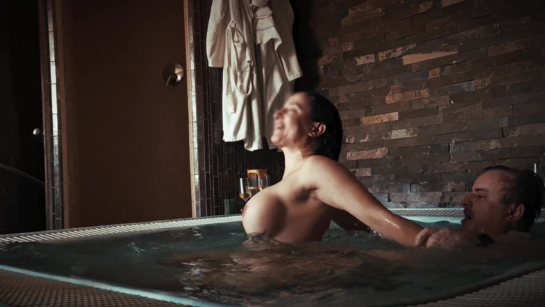 DedeDeville: Schöne geile MILF von fremden im whirlpool gefickt, retro-amateur