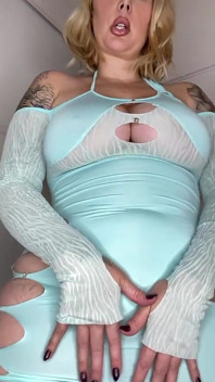 Voglio che tu faccia uscire il tuo cazzo e masturbarti per me mentre ti stuzzico
