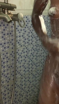 Cewek mungil kulit hitam lagi asik muasin sempitnya sendirian di kamar mandi
