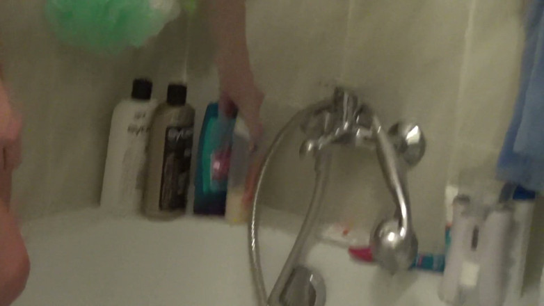 All Those Girlfriends: Sexy baby-traum masturbiert unter der dusche