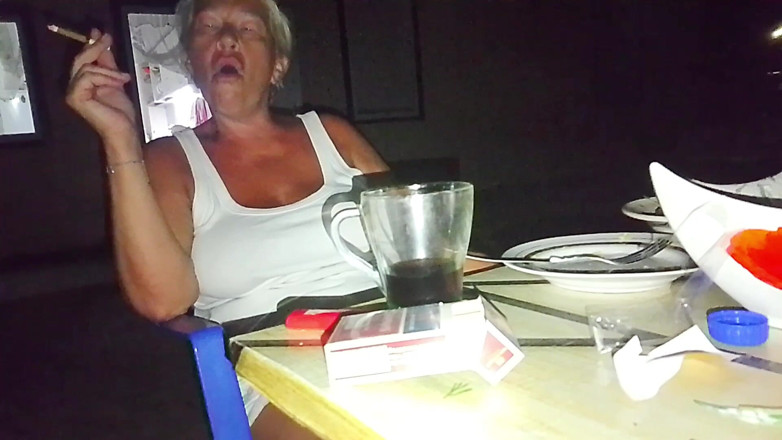 Crazyfamily 1970: Một người hàng xóm đụ tôi trên đường phố và trong nhà...