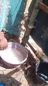 Expérience de la douche en plein air à l’africaine avec ma fille noire