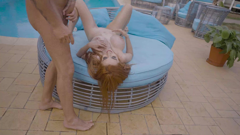 Casting GIRLS AND FIRST PORNO: 赤毛のサフィラがワイルドな乱交ファックをキャスティング