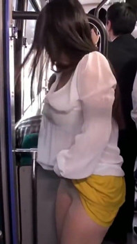 満員列車の誘惑 - 既婚女性のパンティショー、秘密の相互からかいへと変わる