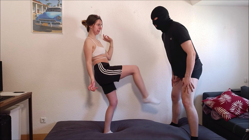 Sie Macht Rhrei (German ballsbusted)