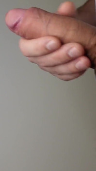 Une bite blanche très épaisse produit une éjaculation très grosse