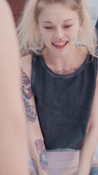 我抓到继兄拿着玩偶，教他怎么和真正的女孩做爱