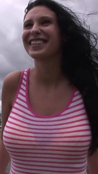 Bella toont haar enorme tieten en meer rond Tampa