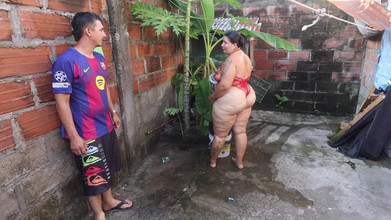 Lexly_16: Vizinho entra na minha casa e olha para mim no...